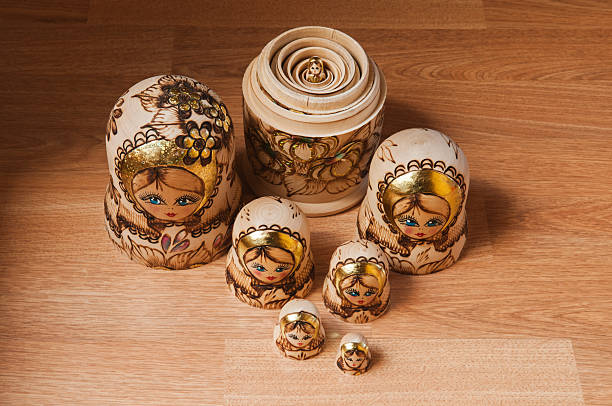 bonecas russas - russian nesting doll growth evolution repetition imagens e fotografias de stock
