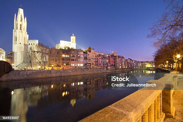 Foto de Girona Cidade À Noite e mais fotos de stock de Cidade - Cidade, Girona, Azul