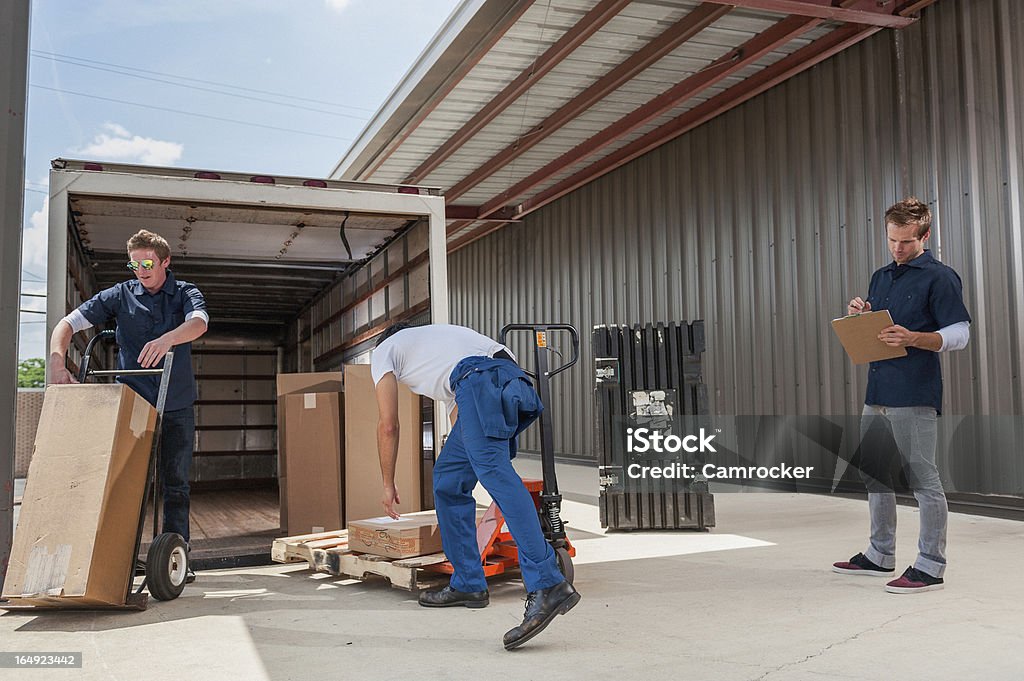 Dock lavoratori caricando un camion per la consegna - Foto stock royalty-free di Piattaforma di carico