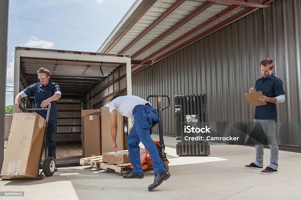 Doca trabalhadores carregando um caminhão de entrega - Foto de stock de Baía de Carregamento royalty-free