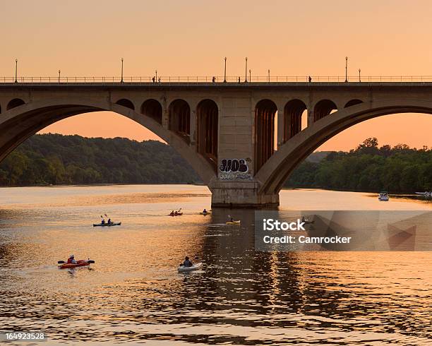 Kajakarzy O Zachodzie Słońca Przy Rzece Potomac - zdjęcia stockowe i więcej obrazów Waszyngton DC - Waszyngton DC, Georgetown - Washington DC, Kajakarstwo
