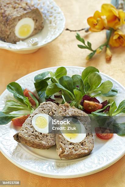 Пасха Запеченный Meatloaf С Варёное Яйцо — стоковые фотографии и другие картинки Без людей - Без людей, Белый, Варёный