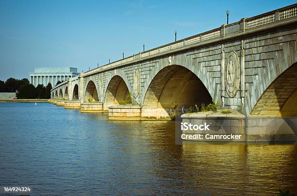 Memorial Bridge E Portando A Lincoln - Fotografie stock e altre immagini di Acqua fluente - Acqua fluente, Ambientazione esterna, Arlington Memorial Bridge