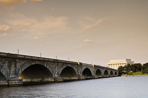 istock Memorial Bridge and Leading to Lincoln 164924361