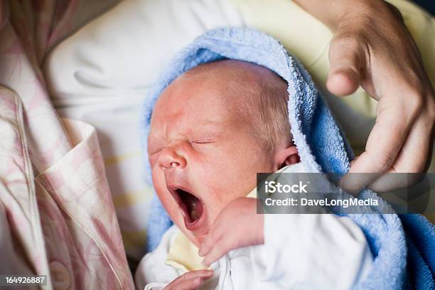 Neonato - Fotografie stock e altre immagini di Bambino appena nato - Bambino appena nato, Sbadigliare, Ambientazione interna