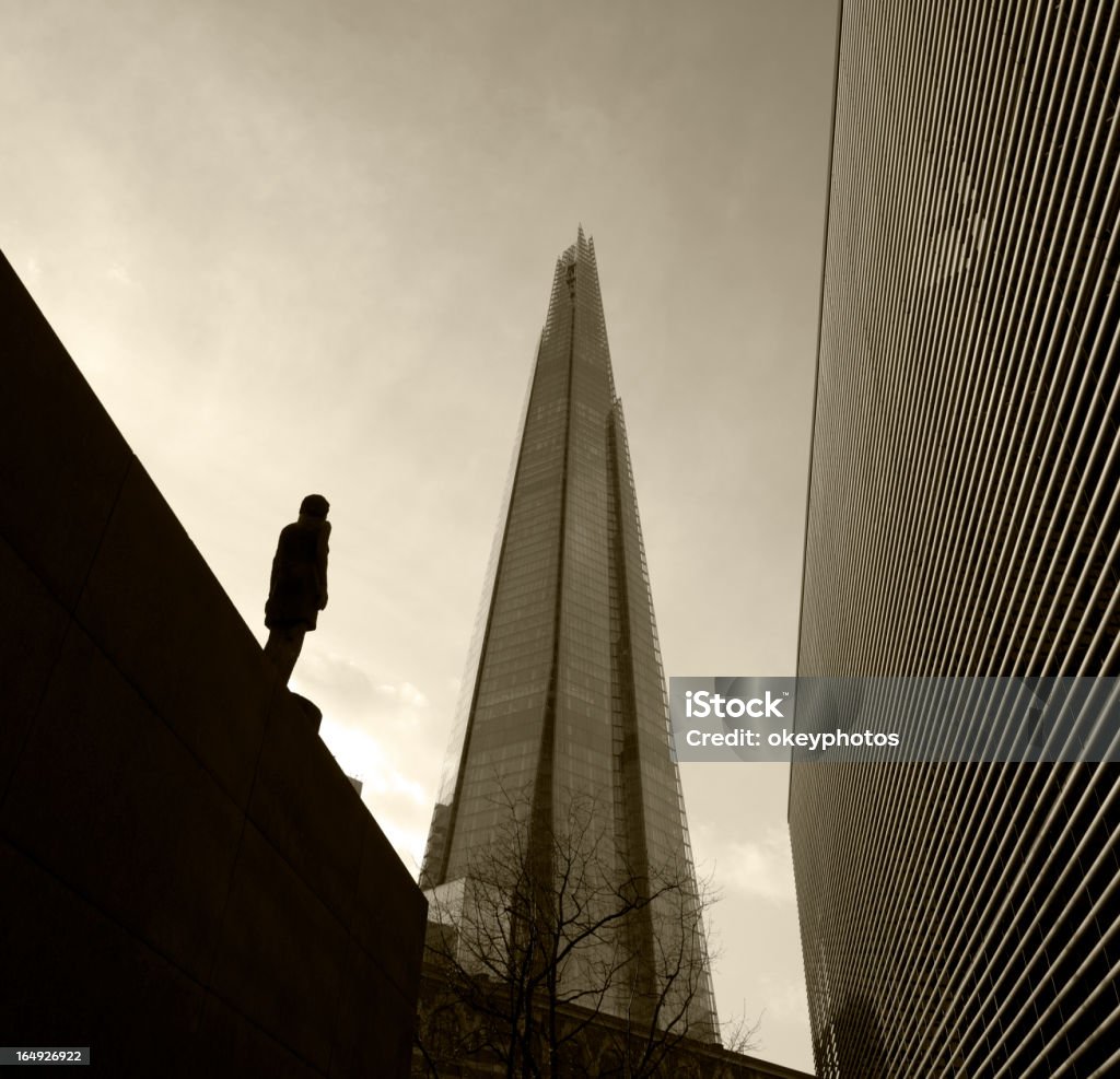 Forma piramidal edificio de vidrio en Londres - Foto de stock de Finanzas libre de derechos