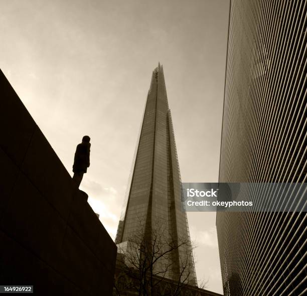 Forma Piramidal Edificio De Vidrio En Londres Foto de stock y más banco de imágenes de Finanzas - Finanzas, Pirámide - Estructura de edificio, Paisaje urbano