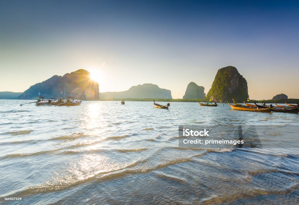 Longa cauda barco está situado na bela praia - Foto de stock de Estação turística royalty-free