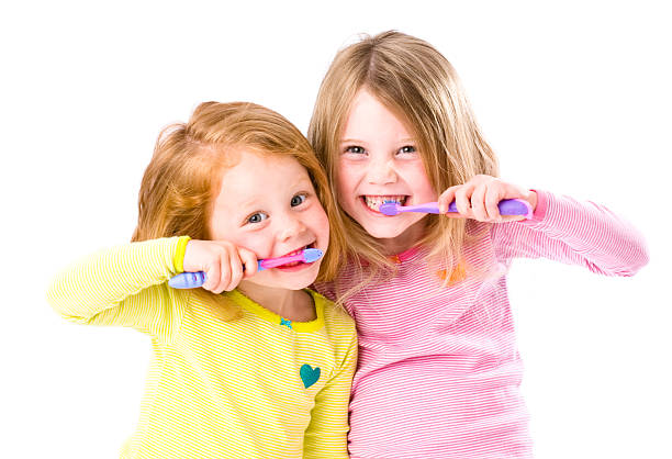 look vater wir die zähne zusammenbeißen - human teeth child smiling family stock-fotos und bilder