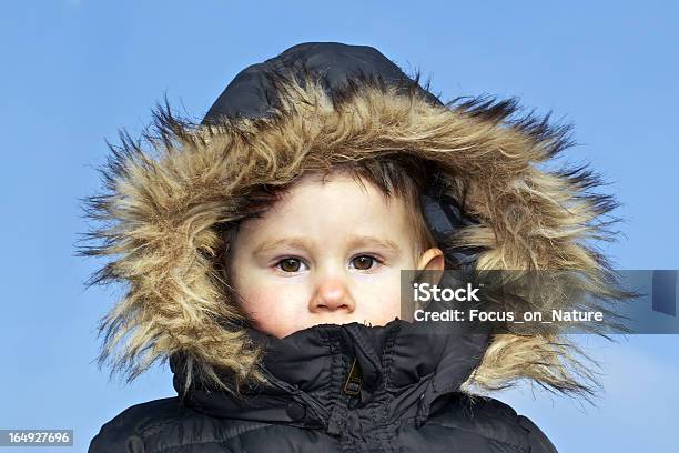 Dziewczynka W Zimowy Płaszcz - zdjęcia stockowe i więcej obrazów 12-17 miesięcy - 12-17 miesięcy, Brązowe oczy, Chłodny