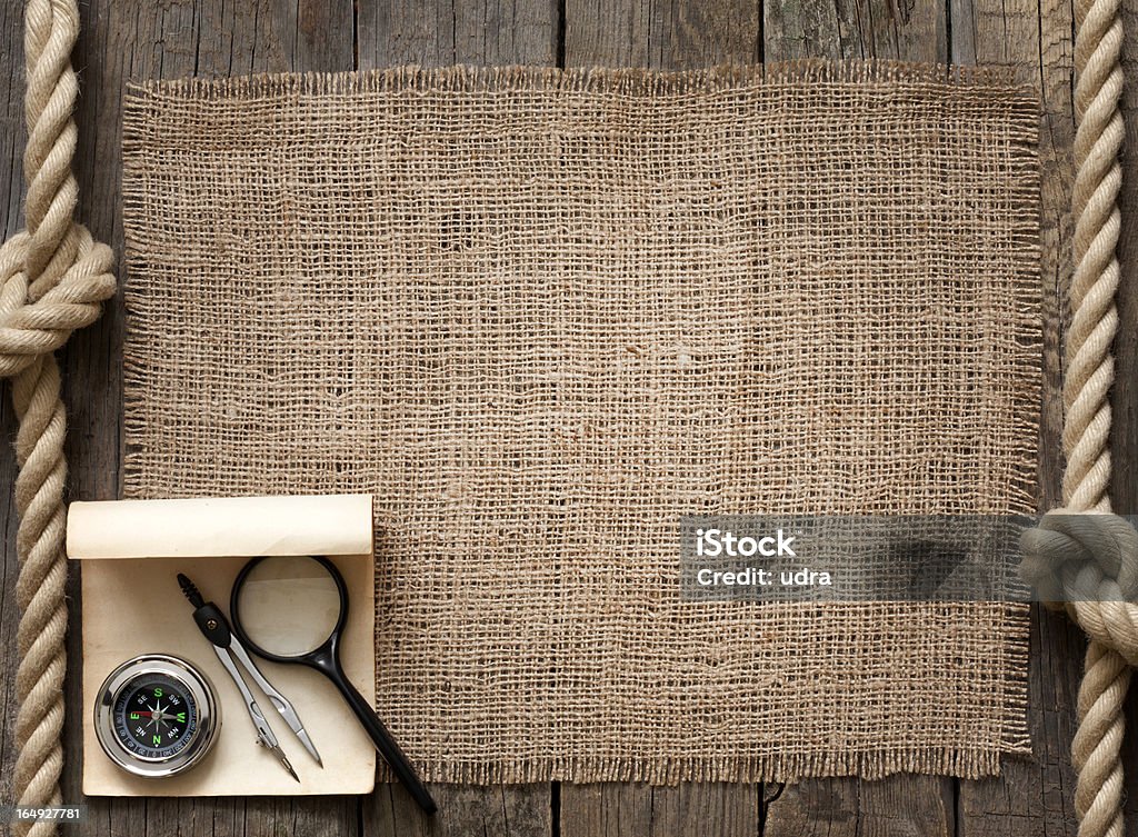 Vieux de planches en bois avec boussole et corde - Photo de Boussole libre de droits