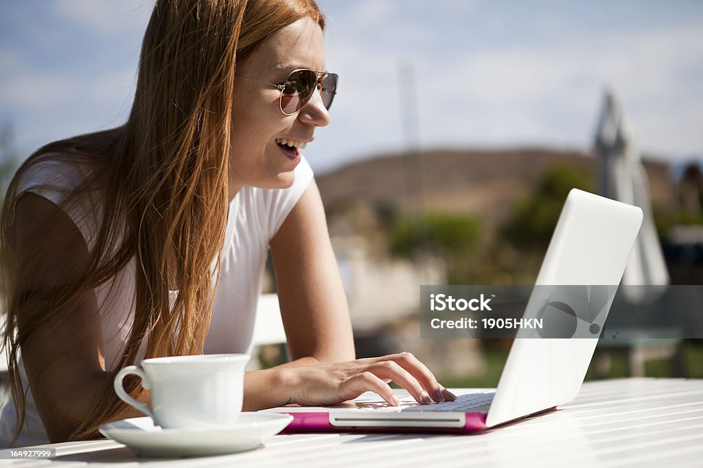 Mulher a trabalhar no seu laptop no Café Esplanada - Royalty-free 30-39 Anos Foto de stock