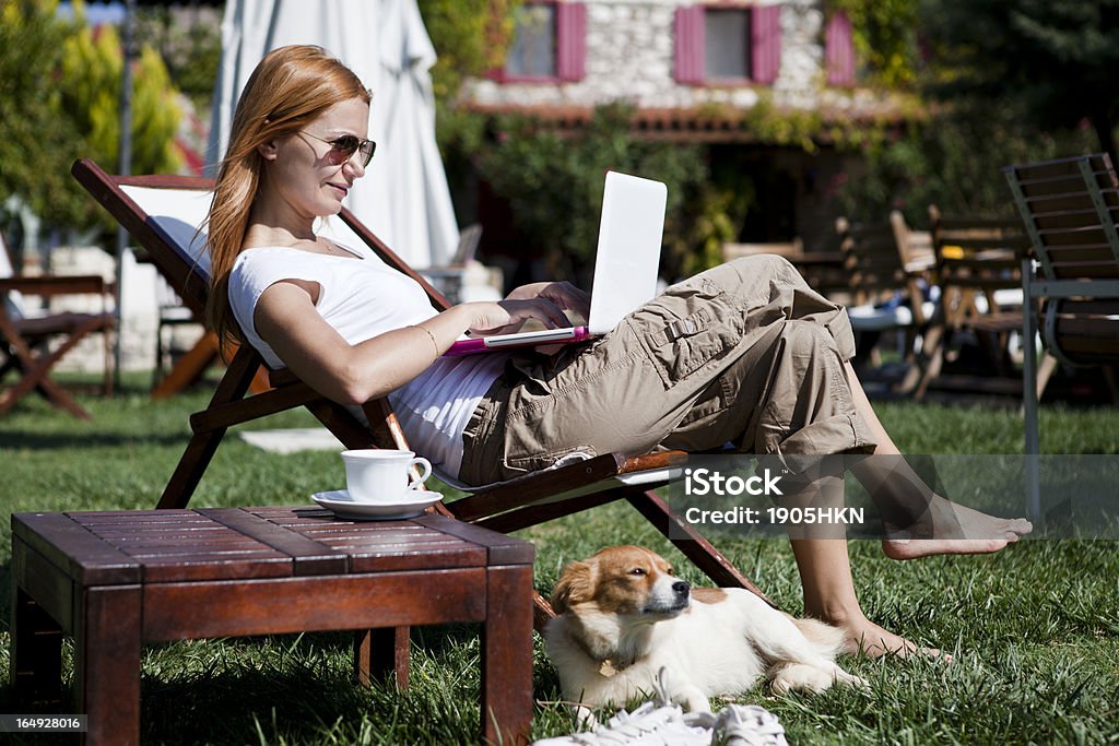 Femme travaillant sur son ordinateur portable au café-terrasse - Photo de Adulte libre de droits