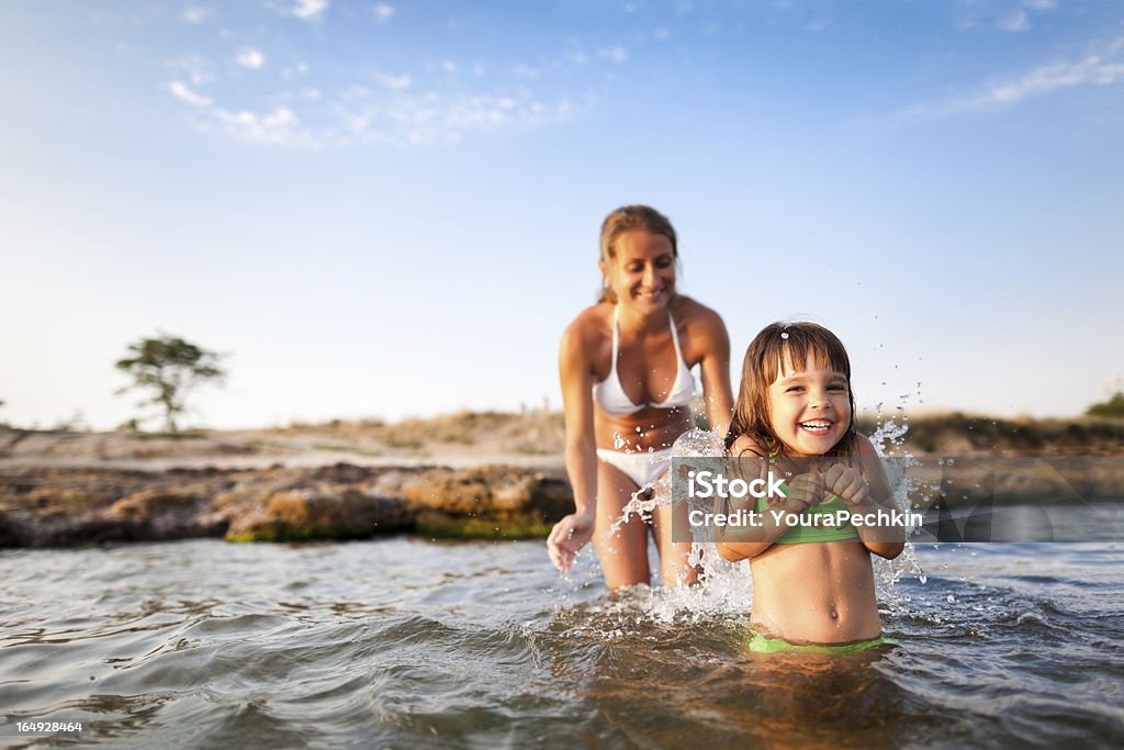 Hijo y madre en el mar - Foto de stock de Familia libre de derechos