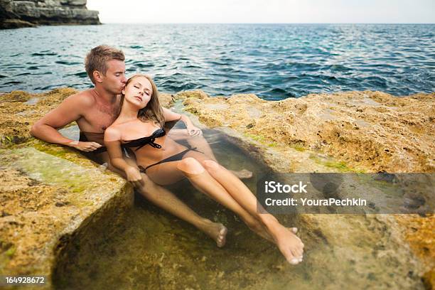 Couple In 스톤 욕실 욕조에 대한 스톡 사진 및 기타 이미지 - 욕조, 커플, 해변