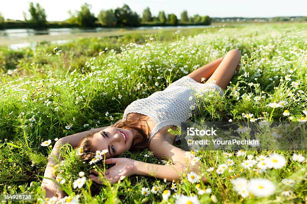 女性は草の上での花輪 - ハーブ カモミールのストックフォトや画像を多数ご用意 - ハーブ カモミール, 眠る, 田畑