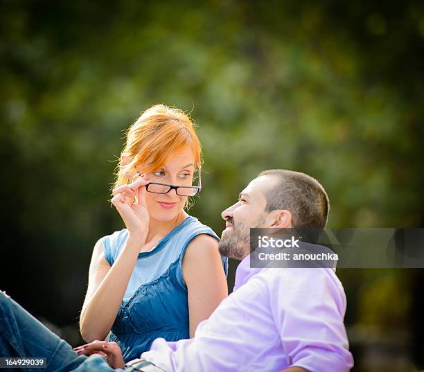 Feliz Casal Bonito Tendo Diversão No Parque - Fotografias de stock e mais imagens de 30-34 Anos - 30-34 Anos, 30-39 Anos, Abraçar