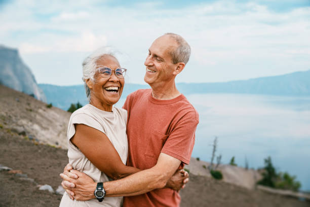 coppie di pensionati gioiose che camminano - gray hair immagine foto e immagini stock