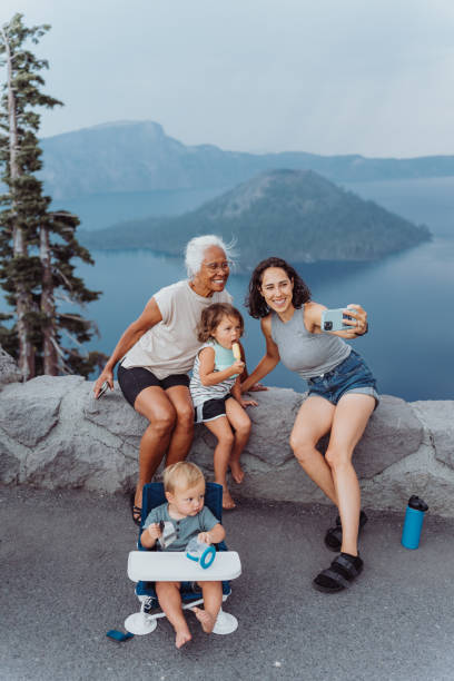 família de várias gerações tirando selfie no mirante panorâmico - grandmother senior adult child baby - fotografias e filmes do acervo