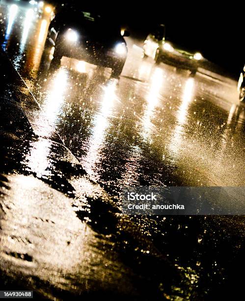 Rainy Strada Con Traffico Di Notte A Milano Italia - Fotografie stock e altre immagini di Ingorgo stradale