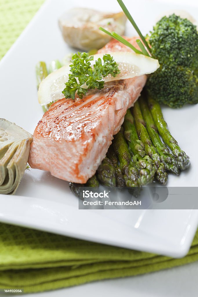 Salmone alla griglia con verdure - Foto stock royalty-free di Cotto al forno