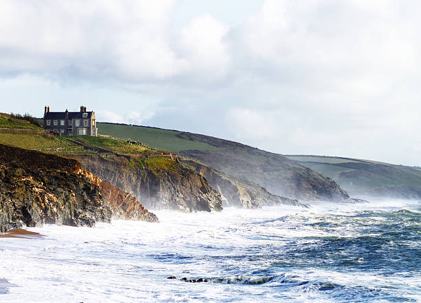 ビーチの断崖にポー��スレビンコーンウォール（英国） - beach atlantic ocean cornwall england sea ストックフォトと画像