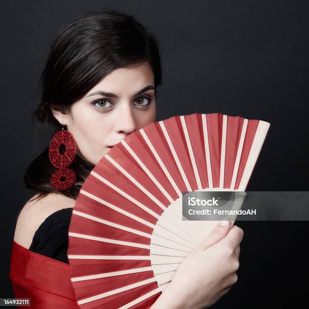 Mujer Mirando Español Con Una Seductora Vista De Costado Foto de stock y más banco de imágenes de Abanico
