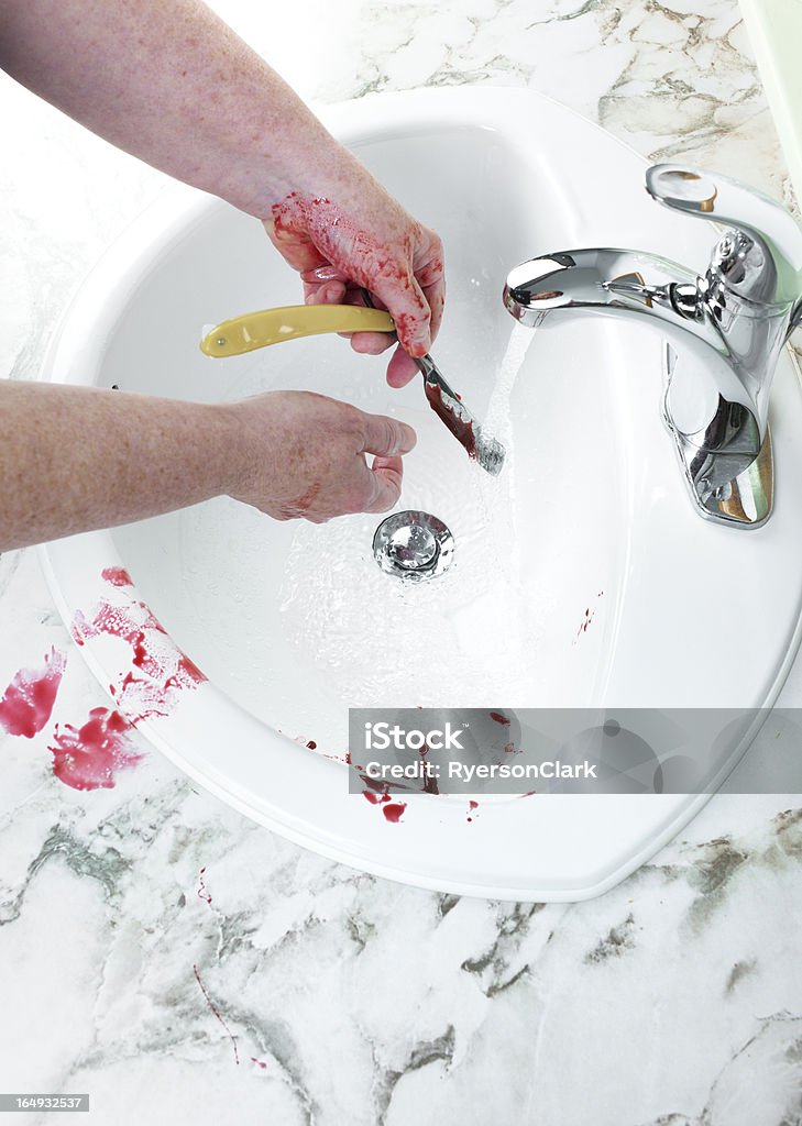 Assassínio com um antigo em visor, lavando as mãos. - Foto de stock de 50 Anos royalty-free