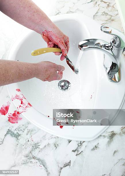 Foto de Assassínio Com Um Antigo Em Visor Lavando As Mãos e mais fotos de stock de 50 Anos