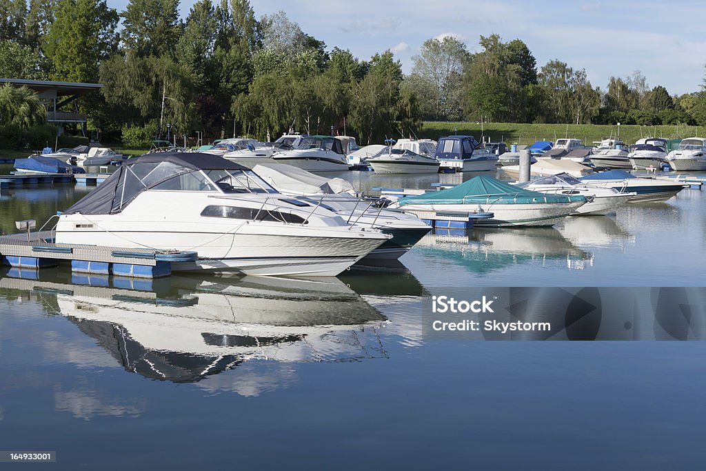 Bateaux à moteur dans le port - Photo de Activité de loisirs libre de droits