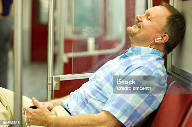 Szczęśliwy Człowiek Jeździ Pociąg Podziemny Podczas Słuchania Muzyki - zdjęcia stockowe i więcej obrazów Słuchawka douszna