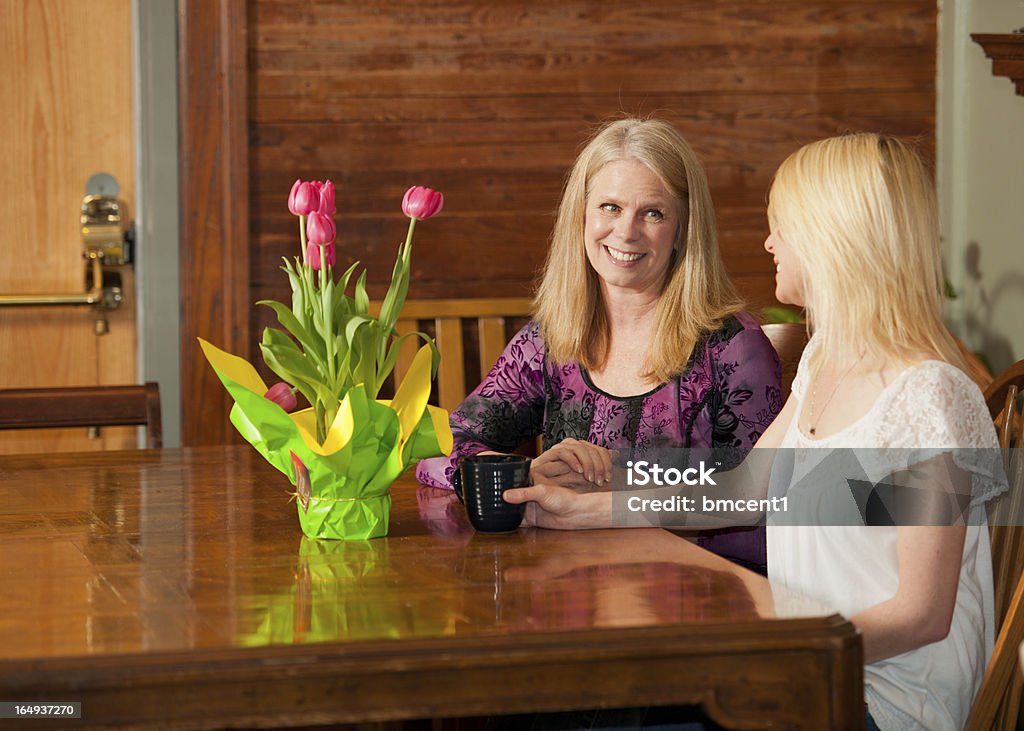 Ältere Mutter und Tochter reden über Kaffee - Lizenzfrei 35-39 Jahre Stock-Foto