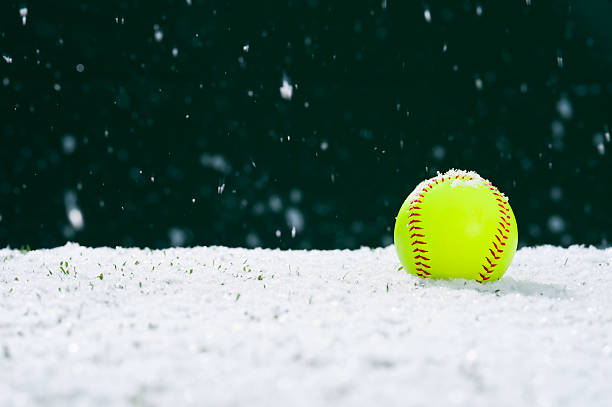 bola de neve - softball playing field fluorescent team sport - fotografias e filmes do acervo