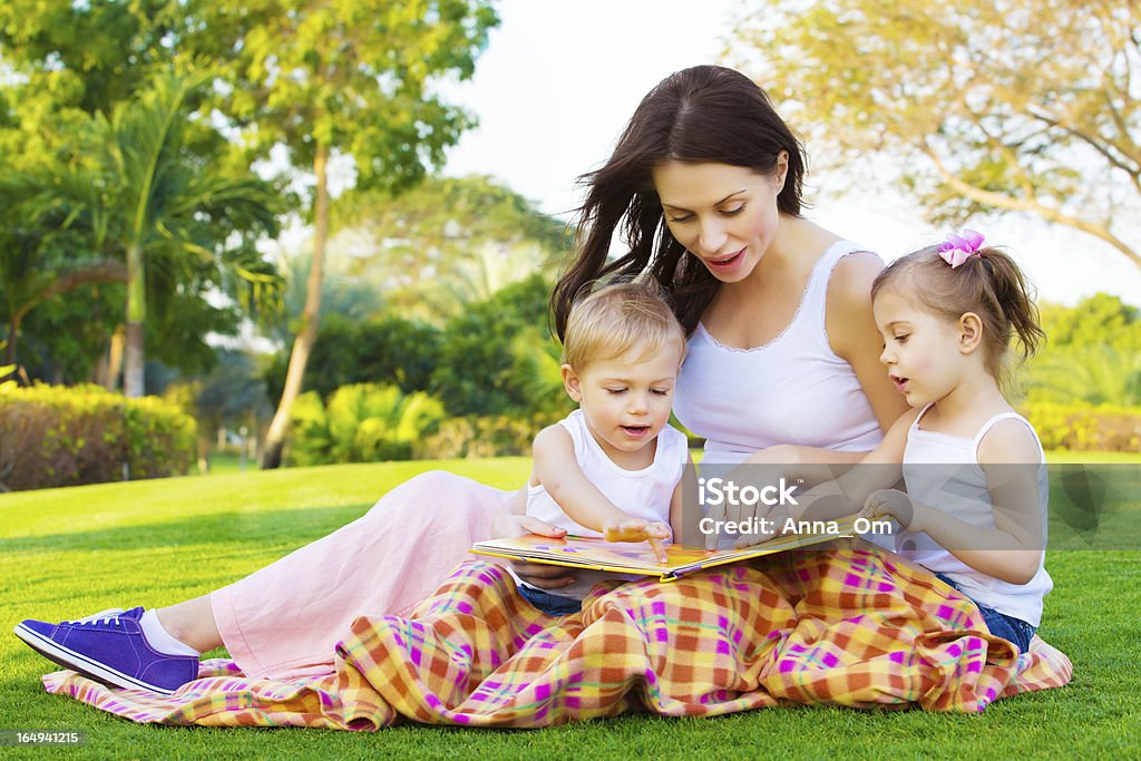Matka nauczanie jej dzieci - Zbiór zdjęć royalty-free (Bajka)