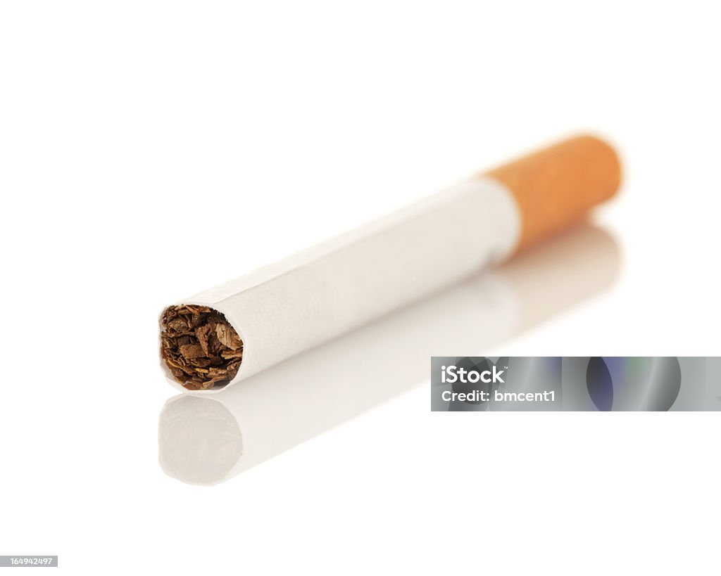Sigaretta Close-up con riflessione - Foto stock royalty-free di Alimentazione non salutare