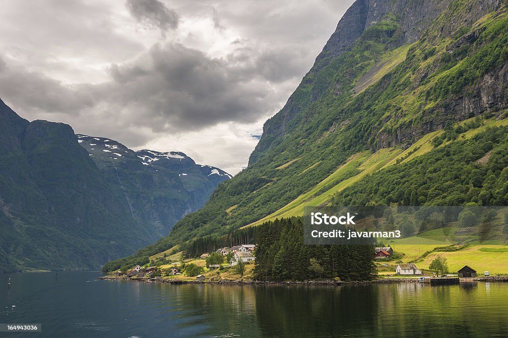 Piccolo villaggio nel Naeroyfjord, Norvegia - Foto stock royalty-free di Acqua