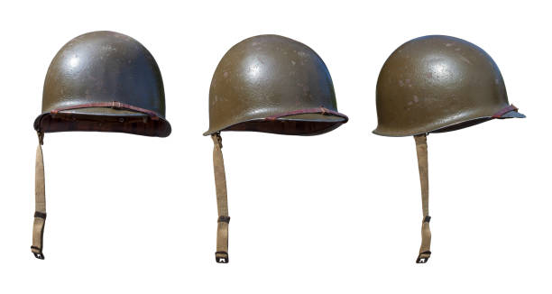 白い背景にさまざまな角度のビンテー�ジ第二次世界大戦米軍ヘルメット ストックフォト
