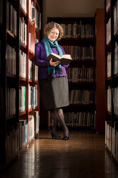 bibliotekarz - standing mature women professor light zdjęcia i obrazy z banku zdjęć