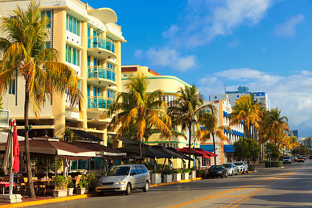 ulica ocean drive przy south beach, fl - art deco art deco district miami florida south beach zdjęcia i obrazy z banku zdjęć