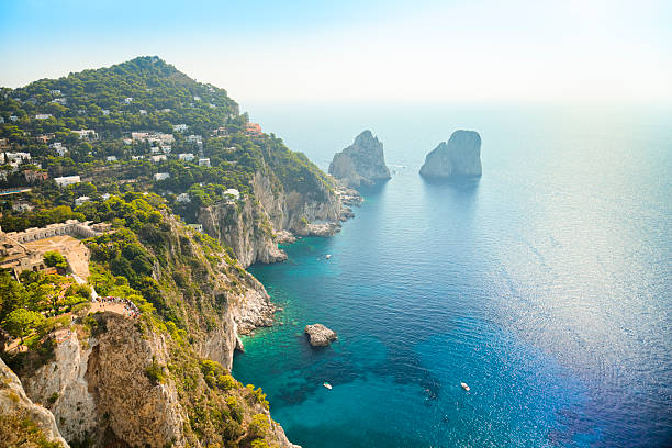 faraglioni pedras-ponto de referência natural ilha de capri itália. - house residential structure two objects building exterior imagens e fotografias de stock