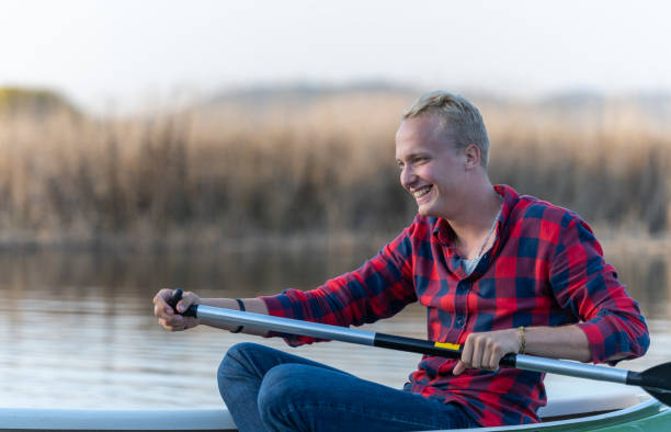 체르크니스코 호수에서 카누를 타는 여행자 - lake cerknica 뉴스 사진 이미지