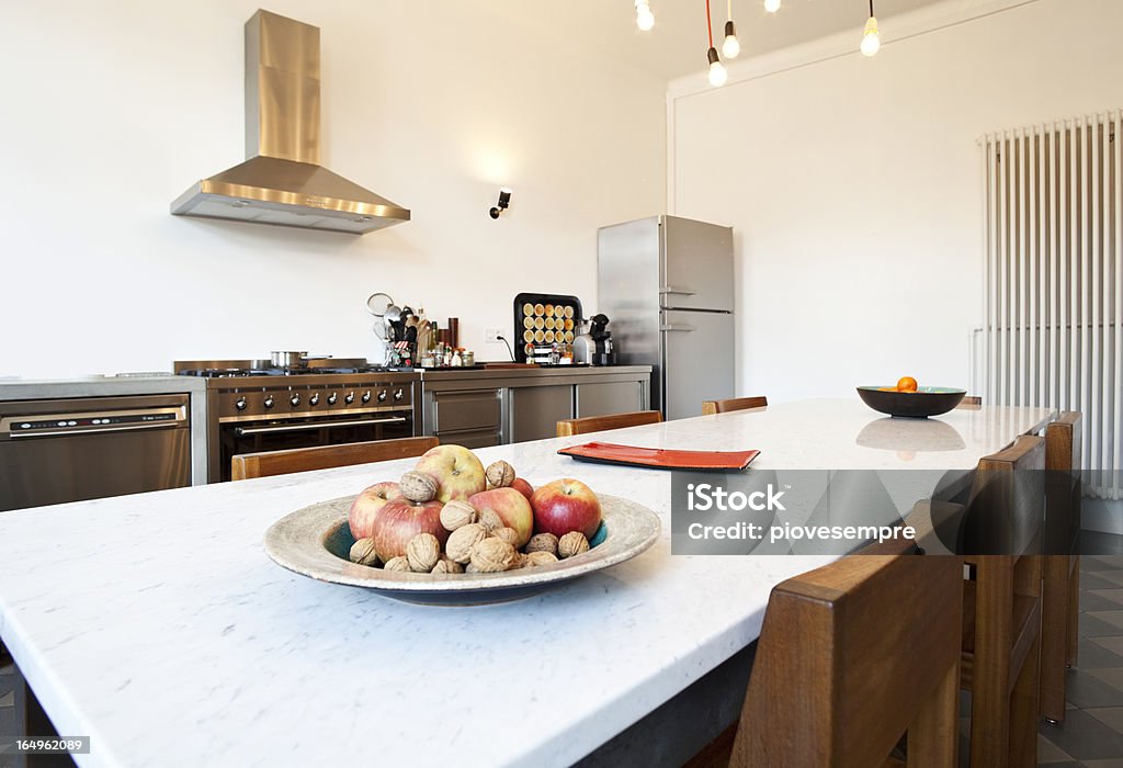 Bella appartamento refitted, cucina vista - Foto stock royalty-free di Acciaio