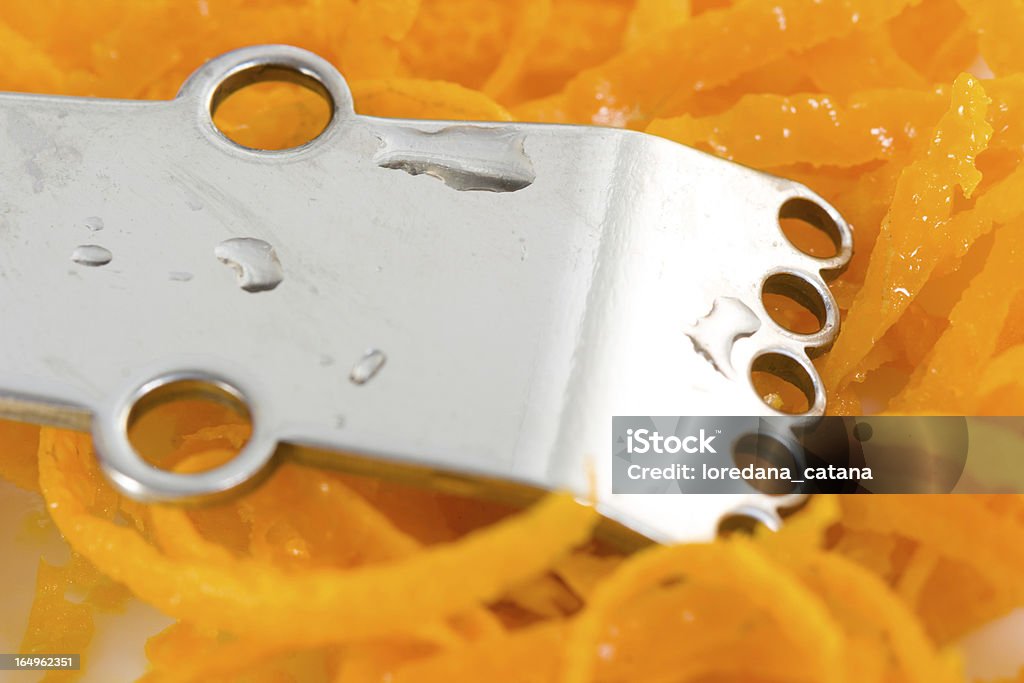 Ralador de frutas cítricas de aço inoxidável na fina raspas de laranja - Foto de stock de Aço Inoxidável royalty-free