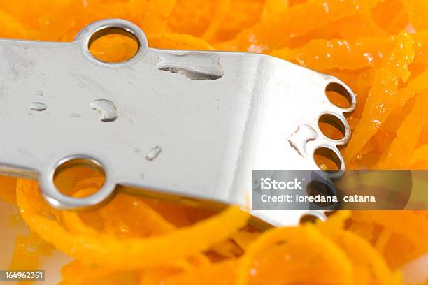 Foto de Ralador De Frutas Cítricas De Aço Inoxidável Na Fina Raspas De Laranja e mais fotos de stock de Aço Inoxidável