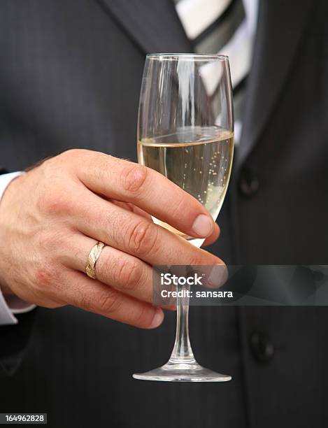 Bicchiere Di Champagne - Fotografie stock e altre immagini di Anniversario - Anniversario, Composizione verticale, Decorazione festiva