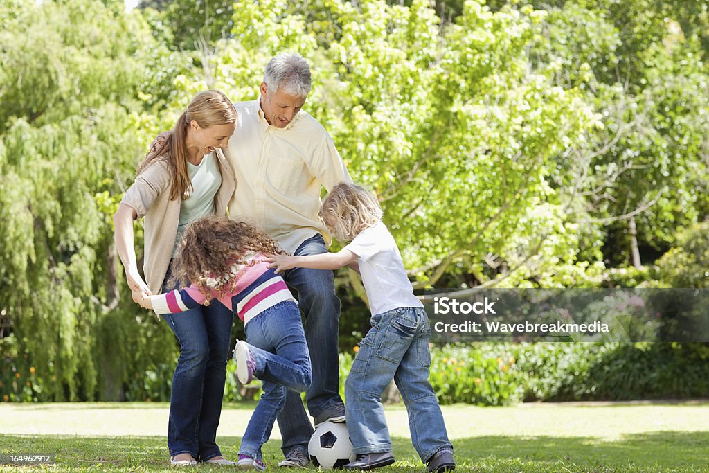 Família jogando futebol - Foto de stock de Alegria royalty-free
