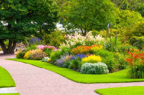 bellissimo giardino estivo - formal garden flower bed lawn ornamental garden foto e immagini stock