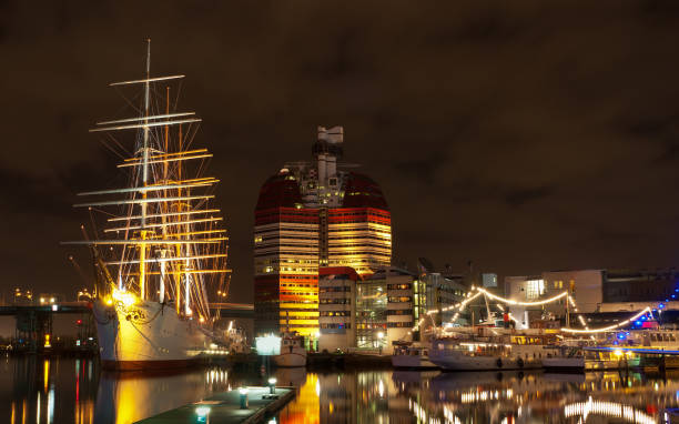 ville de göteborg la marina - tall ship gothenburg sweden night photos et images de collection