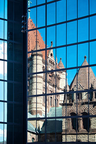 троицкая церковь в бостоне, отражение - boston back bay residential district architecture стоковые фото и изображения
