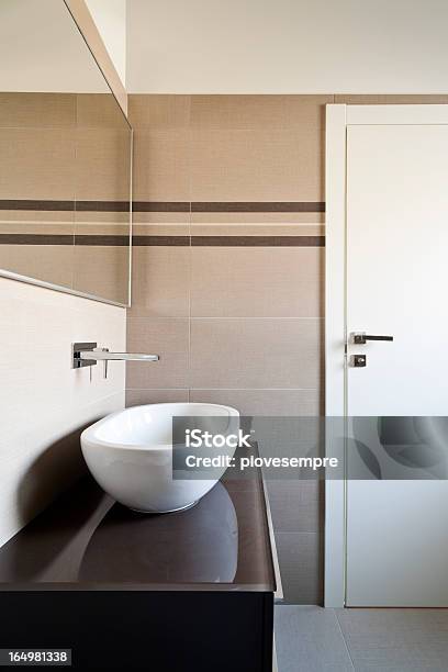 Foto de Interior Banheiro e mais fotos de stock de Apartamento - Apartamento, Armário, Armário de Banheiro